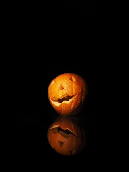 Calabaza de Halloween sobre fondo negro con reflejo —  Fotos de Stock