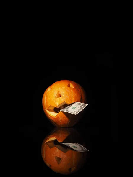 Abóbora de Halloween com dólar no fundo preto — Fotografia de Stock