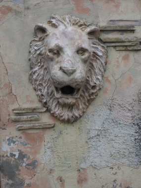 aslan başını duvara. Mimari detay