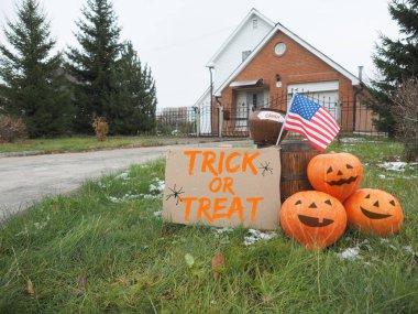 Şeker mi şaka mı? Cadılar Bayramı kutlaması hariç. Geleneksel Ekim tatilini dışarıda kutlayan yeni moda. Coronavirus covid-19 sırasındaki sosyal mesafe ve güvenli alternatif kutlama