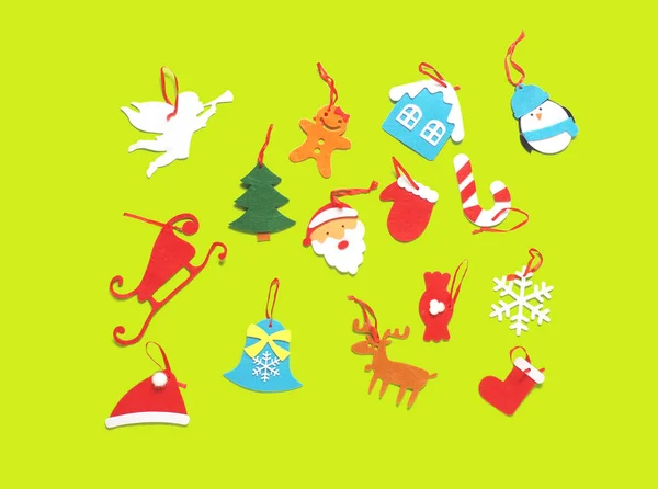 Concept Van Ambachtelijke Zelfgemaakte Vilten Kerstboom Speelgoed Een Gekleurde Achtergrond — Stockfoto