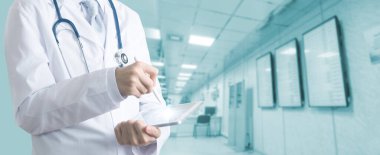 Doktor dijital tablet kullanıyor. Sağlık ve Tıp Konsepti.