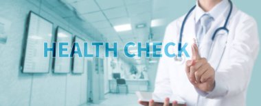 Doktor dijital tablet kullanıyor. Sağlık ve Tıp Konsepti.