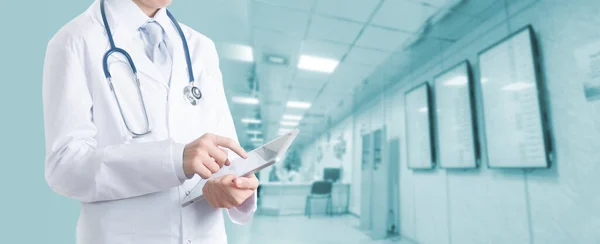 Doctor Usando Una Tableta Digital Concepto Salud Medicina — Foto de Stock