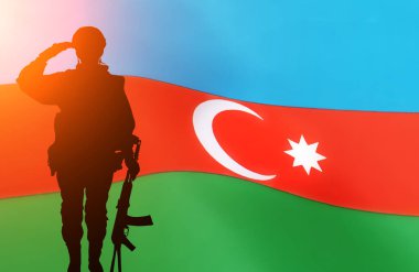 Azerbaycan Bayrağına Karşı Bir Siluetin Silüeti. Ulusal Müslüman bayramı kavramı. Bağımsızlık Günü, Zafer Günü.