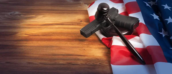 Giudice Gavel Pistola Sulla Bandiera Americana Concetto Legge Sulle Armi — Foto Stock