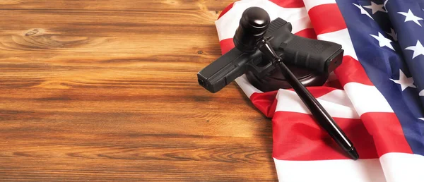 Giudice Gavel Pistola Sulla Bandiera Americana Concetto Legge Sulle Armi — Foto Stock