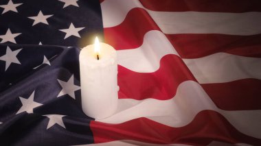 ABD bayraklarında mum yakma töreni. Sessizlik anı.