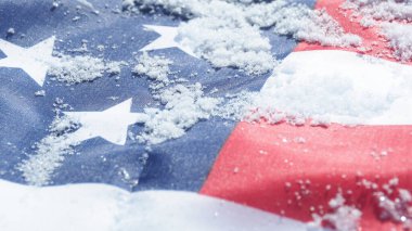 Donmuş Amerikan bayrağı. Küresel iklim değişikliği kavramı Hava tahmini için arka plan. Kış.