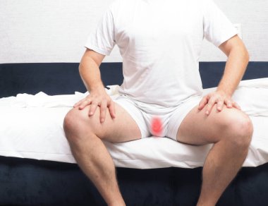 Erkek sağlığı problemi konsepti. Yatak odasındaki adam