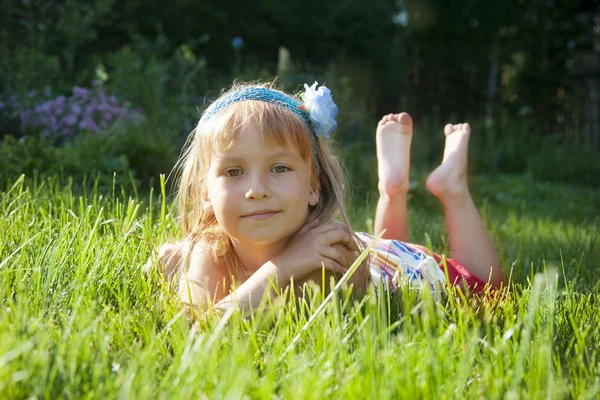 Dívka v parku — Stock fotografie