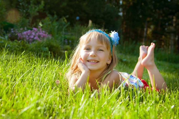 Mädchen im Park — Stockfoto