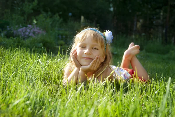 Dívka v parku — Stock fotografie