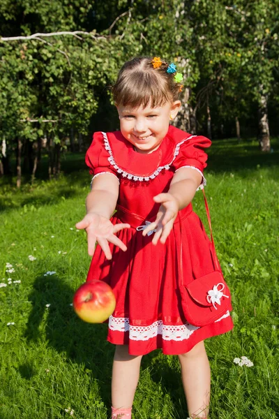 Lachendes Mädchen wirft Äpfel in die Luft — Stockfoto