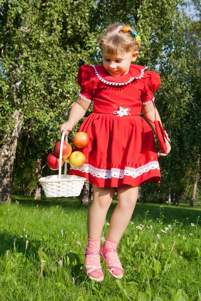 Lachendes Mädchen wirft Äpfel in die Luft — Stockfoto