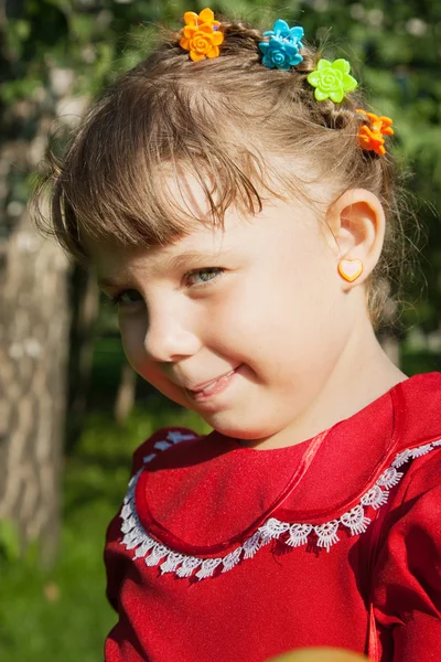 Mädchen auf der Wiese an einem Frühlingstag — Stockfoto