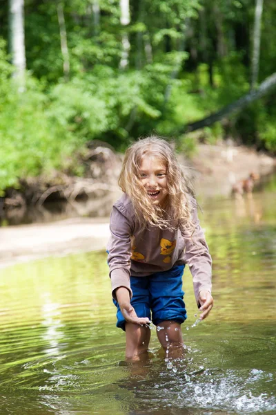 Adorable chica en el río en día soleado — Foto de Stock