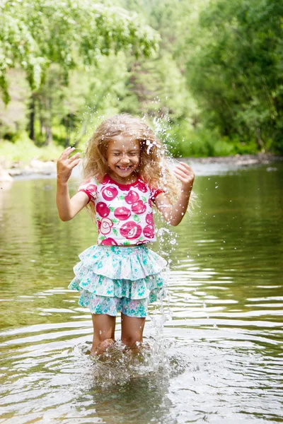 Adorable chica en el río en día soleado — Foto de Stock