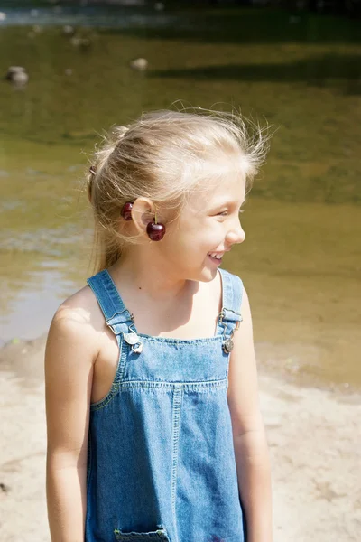 Leende flicka med picknicken på riverside — Stockfoto