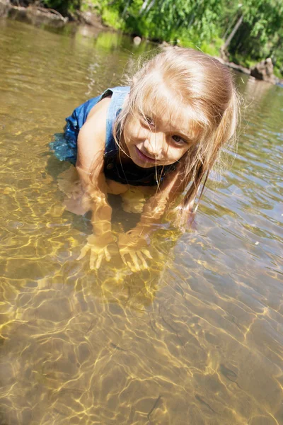 Sevimli kız nehirde güneşli — Stok fotoğraf