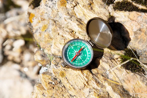 Analogic Compass Abandoned on the Rocks — Stock Photo, Image