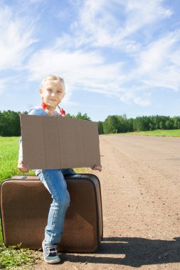 bavul ayakta yol hakkında bir kızla