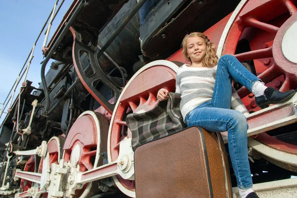 ヴィンテージ鉄道のプラットホームに着陸を待っている女の子 — ストック写真