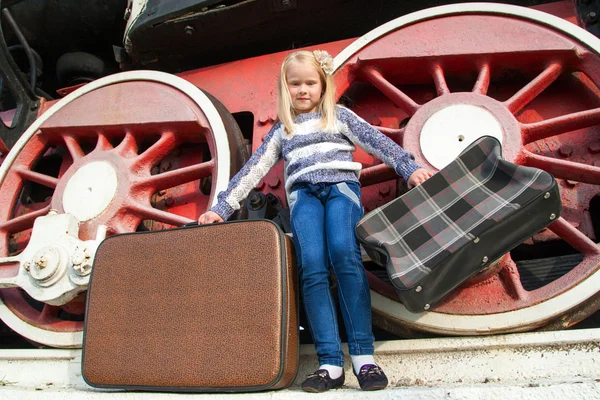 Dziewczyny czeka do lądowania na platformie w vintage pociągu — Zdjęcie stockowe