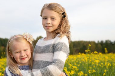 iki sevimli küçük kız kucaklayan portresi