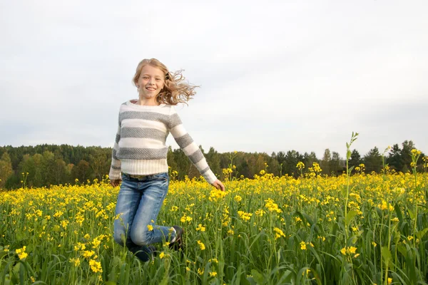 Salto felice ragazza all'aperto — Foto Stock