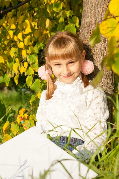 Kleines Mädchen schreibt einen Brief — Stockfoto