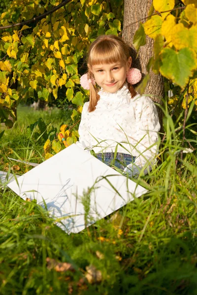 Krásná dívka čtoucí dopis zatímco sedí na stromě — Stock fotografie