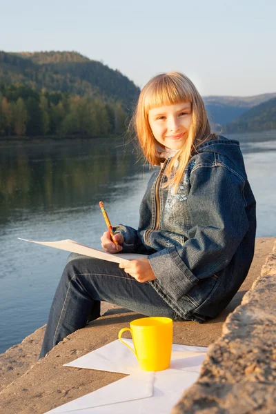 Young girl  sitting on a park. — Stock Photo, Image