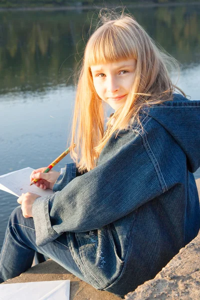 Young girl  sitting on a park. — Stock Photo, Image