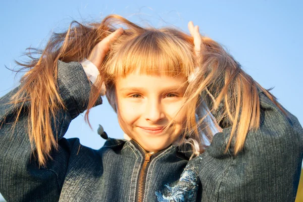 Giovane ragazza nella luce del tramonto — Foto Stock