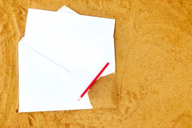 Sahilde beyaz kağıt