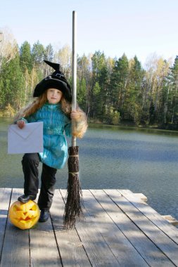 Cadılar Bayramı. Milli Bayramlar ve gelenekler. bir peri masalı. Komik çocuklar.