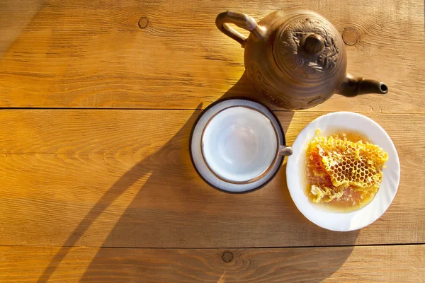 Composição com chá na xícara e bule na mesa — Fotografia de Stock