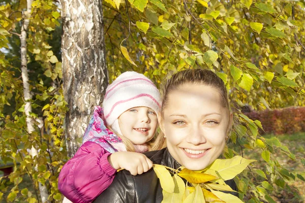 Young mother and her  girl in autumn — Stock Photo, Image