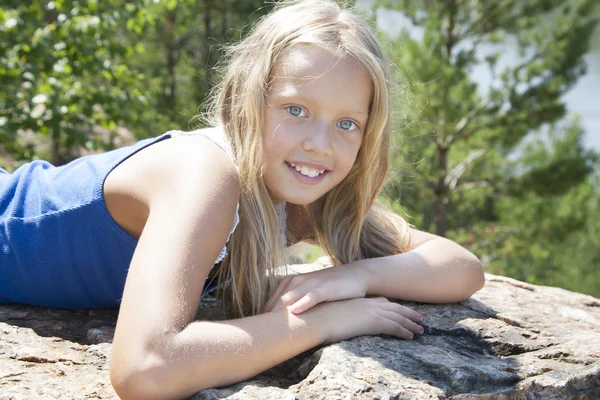 Mädchen liegt auf einem Felsen und genießt — Stockfoto