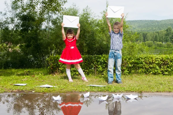 Glückliches junges Mädchen und Junge, das im Sommergarten lächelt. — Stockfoto