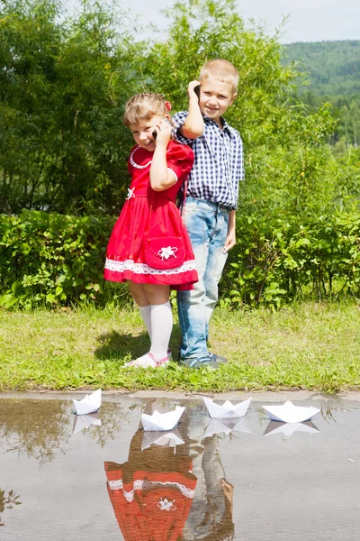 Niños con teléfonos celulares — Foto de Stock