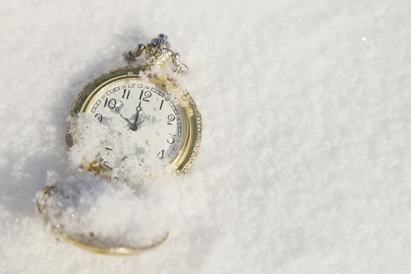 Watch lying in the snow before  new year — Stock Photo, Image