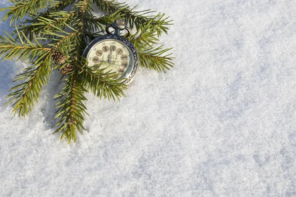 正月前に雪の中で横になっている時計 — ストック写真