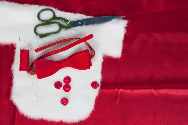 Noel dikiş natürmort kumaş içerir ve festival süsleri oluşturmak için el sanatları malzemeleri — Stok fotoğraf