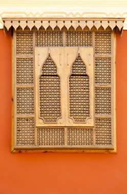 Dekoratif kılavuz ile eski pencere