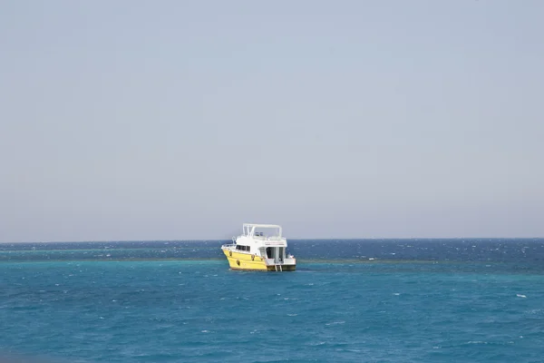 Denizde sarı bir tekne — Stok fotoğraf