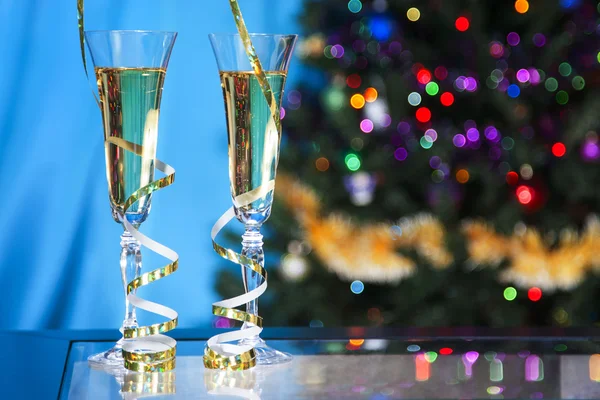 Dos copas con champán en estilo azul en la mesa . — Foto de Stock