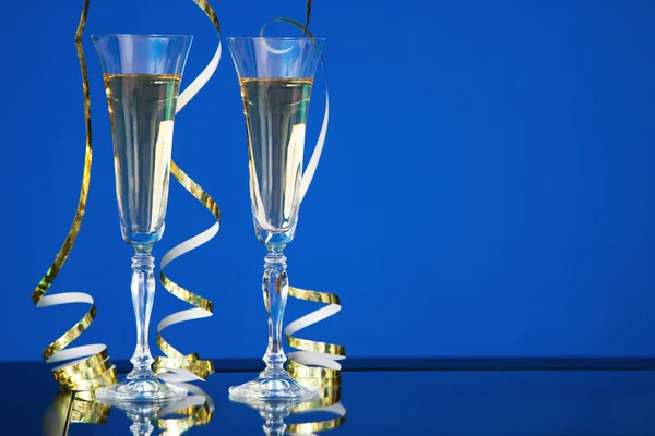Dos copas con champán en estilo azul en la mesa — Foto de Stock