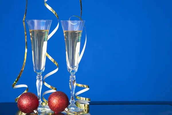 Két üveg pezsgővel, kék stílus a tábla — Stock Fotó